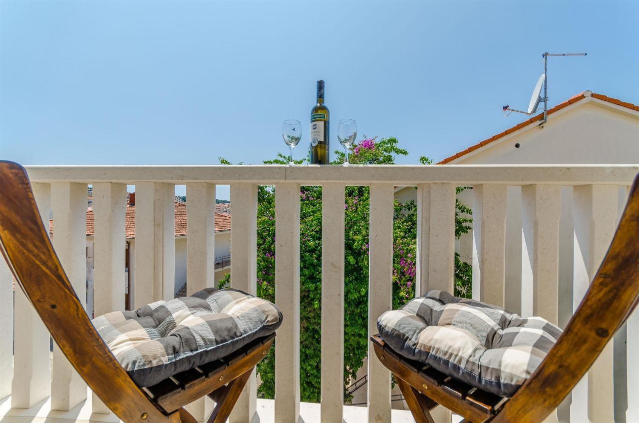 Apartments And Room Maestral Trogir Bagian luar foto