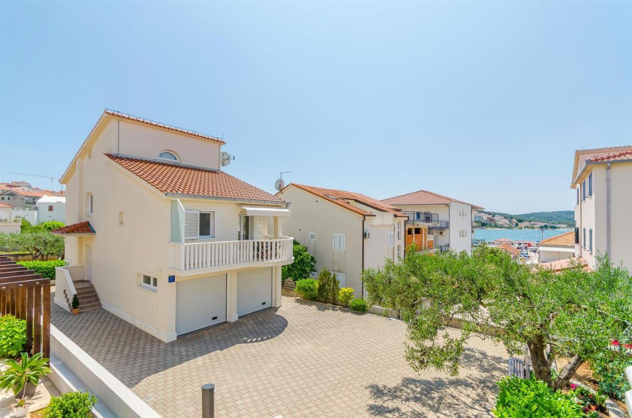 Apartments And Room Maestral Trogir Bagian luar foto