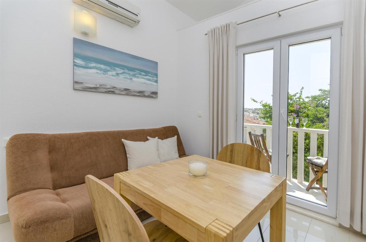 Apartments And Room Maestral Trogir Bagian luar foto