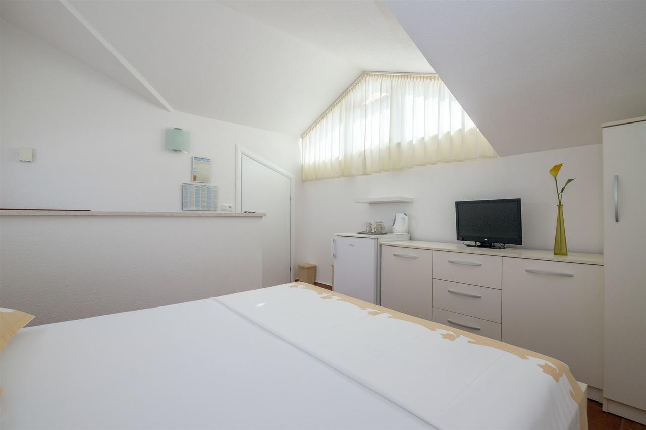 Apartments And Room Maestral Trogir Bagian luar foto
