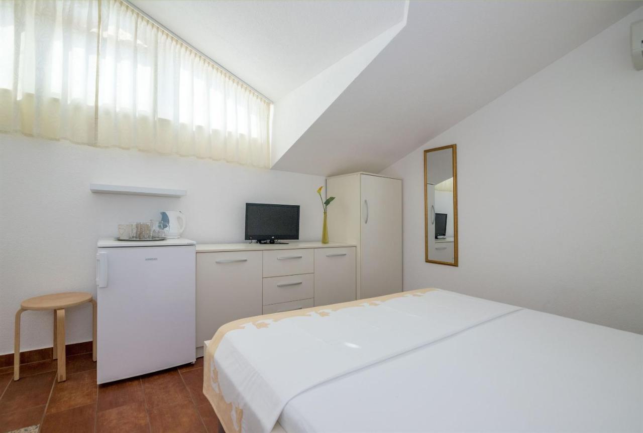 Apartments And Room Maestral Trogir Bagian luar foto